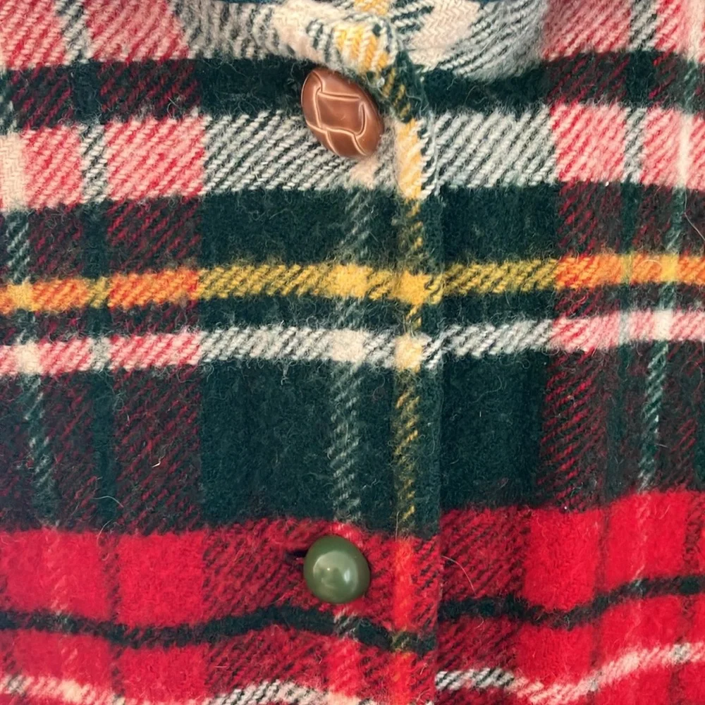 Vintage Clearbrook Virginia Wool (?) Cape Plaid Green Yellow Red pockets poncho - Picture 3 of 4